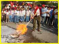 demonstrating how now to extinguish a fire!  